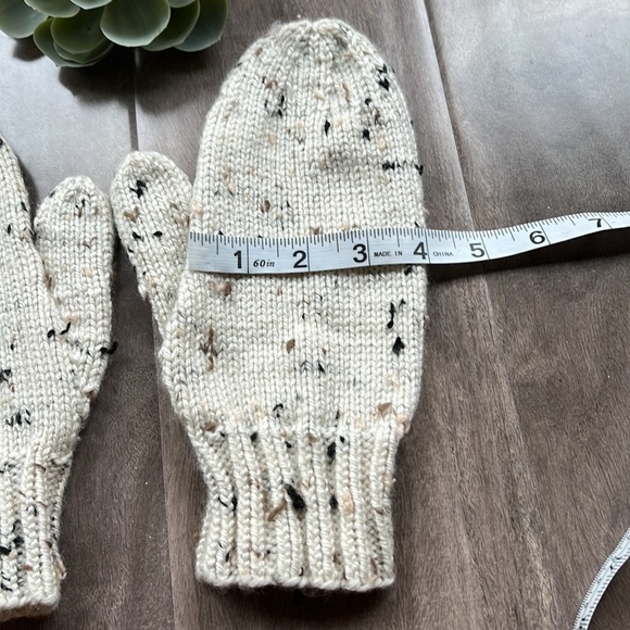 🌟HOST PICK🌟 HANDCRAFTED knit mittens - NEW - Picture 4 of 4